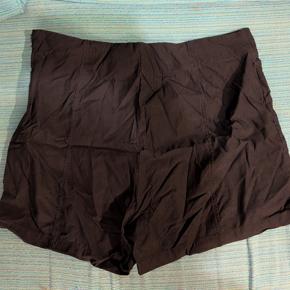 Elegant High-Waist Black Button Shorts - Picture 4 of 5
